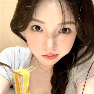 马戏院帐篷顶上的艺人